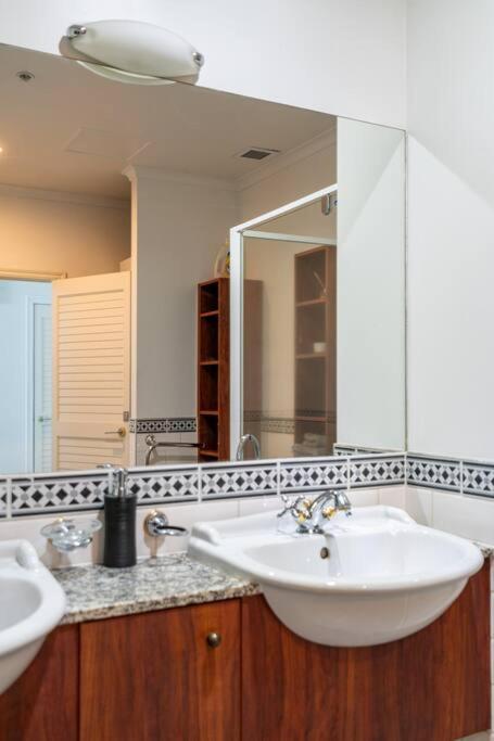 Spacious Penthouse With Spectacular Harbour Views! Auckland Extérieur photo